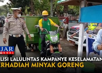 Polisi Lalulintas Kampanye Keselamatan Berhadiah Minyak Goreng
