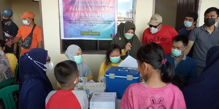 Dapat Beras dan Minyak, Warga Antusias Datang Vaksin di Kelurahan Watang Soreang