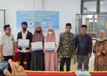 Tiga mahasiswa peraih beasiswa dari Massipa Foundation di Gedung Pascasarjana IAIN Parepare, Jumat (22/4/2022)