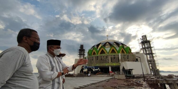 Taufan Pawe Intes Pantau Pembangunan Masjid Terapung BJ Habibi, Inginkan Dapat Digunakan Salat Id 