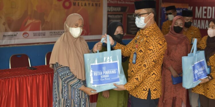 Rangkaian Peringatan HBP, Rutan Pinrang Bagikan 30 Paket Sembako