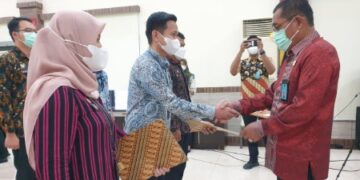 Kakanwil Kemenkumham Sulsel Ganjar Penghargaan Tiga Pegawai Teladan