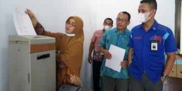 Gunakan Mesin Pencacah, Dispus Arsip Sidrap Musnahkan Arsip