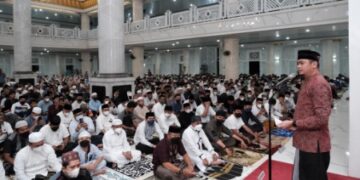 Tanpa Jarak, Bupati dan Wabup Gowa Tarawih Perdana di Masjid Agung Syekh Yusuf