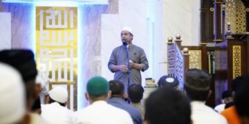Gubernur Sulsel Bersama Masyarakat Salat Tarawih Perdana di Masjid Kubah 99 Asmaul Husna
