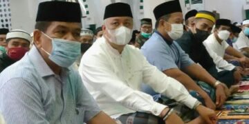 Bupati dan Wakil Tarwih Pertama di Masjid Agung Almunawir Pinrang