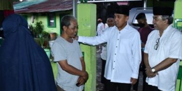 30 Tahun Lebih Urus Jenazah, Baso Pabe Tak Kuasa Tahan Air Mata Saat dapat Hadiah Umrah