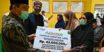 Di Maritengngae, Bupati Sidrap Salurkan Zakat dan Serahkan Santunan BPJamsostek