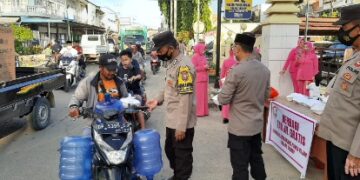 Polsek Pancarijang Bagikan Takjil, Kapolsek: Ramadan Momen Tepat Tingkatkan Kepekaan