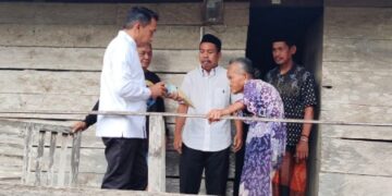 Datangi Rumah Wa’laming, Syaharuddin Alrief Serahkan Amplop Berisi Rp. 15 Juta