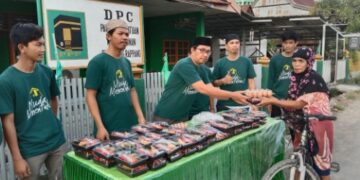 Jelang Buka, DPC PPP Sidrap Bagi-bagi Telur dan Takjil