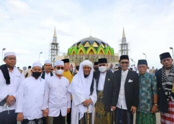 Perdana Digunakan Salat Idulfitri, Masjid Terapung BJ Habibie Dipadati Masyarakat