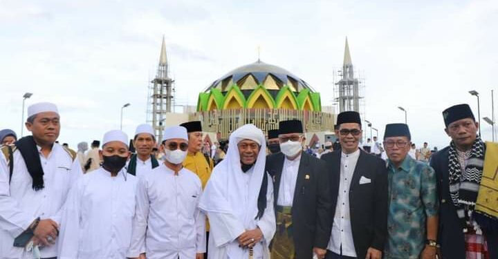 Perdana Digunakan Salat Idulfitri, Masjid Terapung BJ Habibie Dipadati Masyarakat