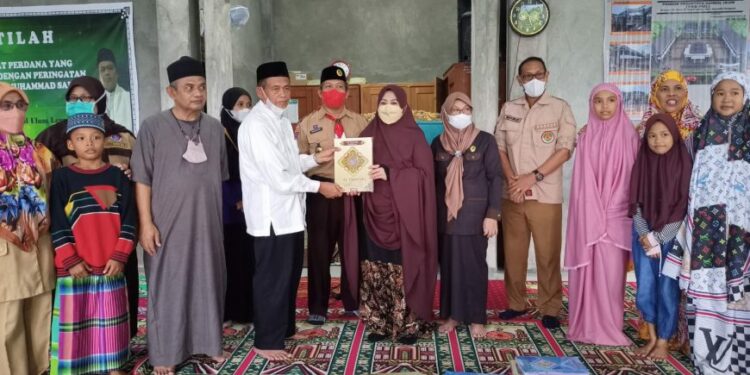 Erna Rasyid Taufan Pimpin Pramuka Parepare Bagikan Alquran dari Masjid ke Masjid