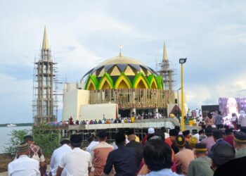 Jemaah Padati Masjid Terapung BJ Habibie Salat Idulfitri