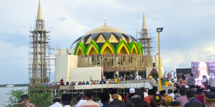 Jemaah Padati Masjid Terapung BJ Habibie Salat Idulfitri