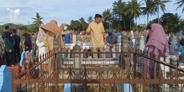 Bukan Hanya Do’a, Ini Tujuan Lain Warga Pinrang Ziarah Kubur Usai Lebaran