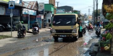 Banyak Lubang di Jalan Poros Antang