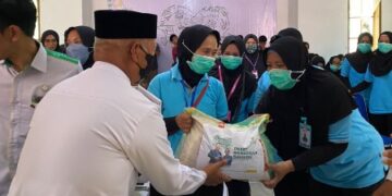 Bupati Enrekang dan Baznas Bagikan Paket Ramadan Bahagia untuk Honorer
