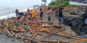 Puluhan Bagan dan Perahu Hancur Tersapu Badai di Pinrang