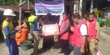 PMI Pinrang Salurkan Bantuan Korban Banjir di Desa Katomporang