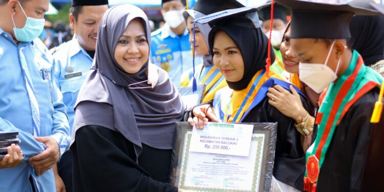 Erna Rasyid Taufan Hadiri Wisuda Santri LPPTKA BKPRMI 