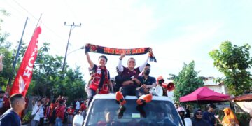 Tak Berjarak, Walikota Parepare dan Suporter PSM Makassar Bersama-sama Menuju Stadion