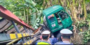 Gagal Menanjak, Truk Terguling di Jalan Poros Parepare-Sidrap