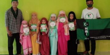 HMI Komisariat Ibnu Sina Bagikan Alquran di Masjid Husnur Axuri