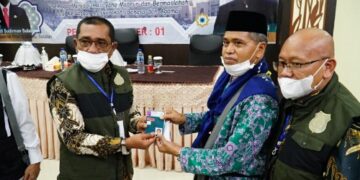 Kakanwil Kemenkumham Sulsel Serahkan Paspor JCH Kloter Pertama Embarkasi Makassar
