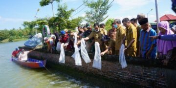 Tebar Benih Ikan di Lagading, Dollah Mando Ajak Masyarakat Jaga Ekosistem