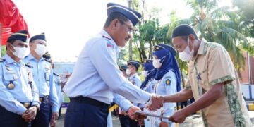 Serahkan SK Kenaikan Pangkat, Kakanwil Kemenkumham Sulsel Apresiasi Kinerja Kanim Makassar