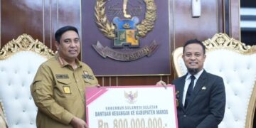 Gubernur Serahkan Bantuan Rp 800 Juta untuk Tanggap Darurat di Maros