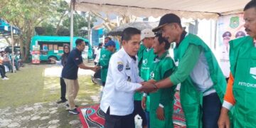 Atasi Masalah Pupuk, DTPHPKP Sidrap Serahkan Bantuan Pupuk Hayati Kaya Bio ke Petani