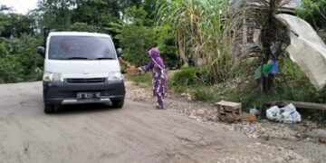 Rusmin Baco dan Rekan Atur Lalin 24 Jam di Jalan Rusak Poros Pinrang-Enrekang