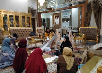 Ditemani Cucu Kesayangan, Erna Rasyid Taufan  Terima Audiensi PD Wanita Islam dan ICMI Parepare