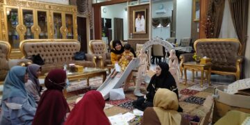 Ditemani Cucu Kesayangan, Erna Rasyid Taufan  Terima Audiensi PD Wanita Islam dan ICMI Parepare