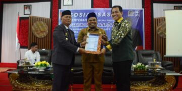 Mitra Fakhruddin MB Kembali Serahkan Puluhan Ribu SK Beasiswa di Enrekang