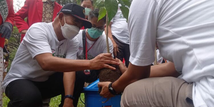 Menteri Koordinator Bidang Pembangunan Manusia dan Kebudayaan, Muhadjir Effendy melakukan penanaman pohon secara simbolik di areal Unhas, Selasa, (26/7/2022)