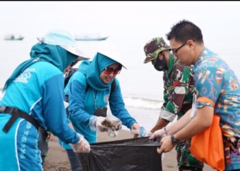 PKK Sulsel Bersihkan Pantai Beba Takalar, Ingatkan Keselamatan Biota Laut