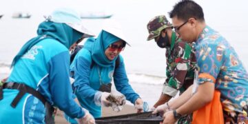 PKK Sulsel Bersihkan Pantai Beba Takalar, Ingatkan Keselamatan Biota Laut
