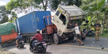Turbo Rusak, Truk Kontainer Bermuatan Beras Bulog Mogok, Sebabkan Kemacetan di Poros Parepare – Sidrap