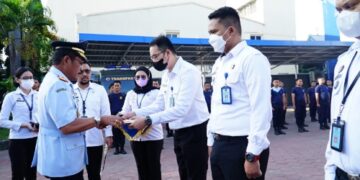 Pesan Menyentuh Liberti Sitinjak Saat Beri Penghargaan Pada Pegawai Teladan