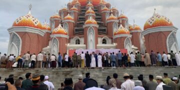 Jamaah Padati Salat Idul Adha di Masjid Kubah 99 Asmaul Husna