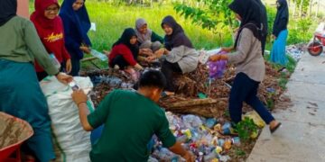 Sebelum Pulang, Pelajar SMKN 3 Pinrang Kini Punya Kebiasaan Berburu Sampah