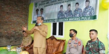 Serahkan Bantuan Rumah di Ulu Ale Watang Pulu, Dollah Mando Minta Kades dan Lurah Lakukan Ini