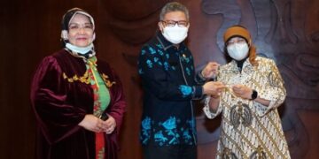 Harumkan Nama Sulsel, Taufan Pawe Terima Penghargaan Kota Paling Berkelanjutan dari UI