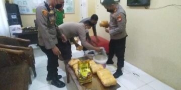 Buruh Panggul Angkat Ember, Setelah Diperiksa Ada Barang Haram Isinya Kiloan