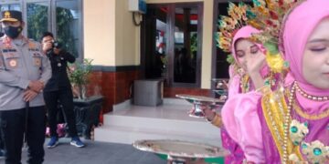 Tari Paduppa Sambut Kedatangan Kapolda Sulsel