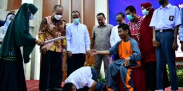 Usai Terima E-KTP dari Gubernur, Penyandang Disabilitas Langsung Sujud Syukur